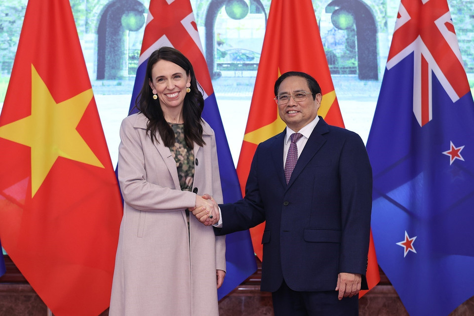 Thủ tướng Phạm Minh Chính và Thủ tướng New Zealand Jacinda Ardern. (Ảnh: Dương Giang/TTXVN)