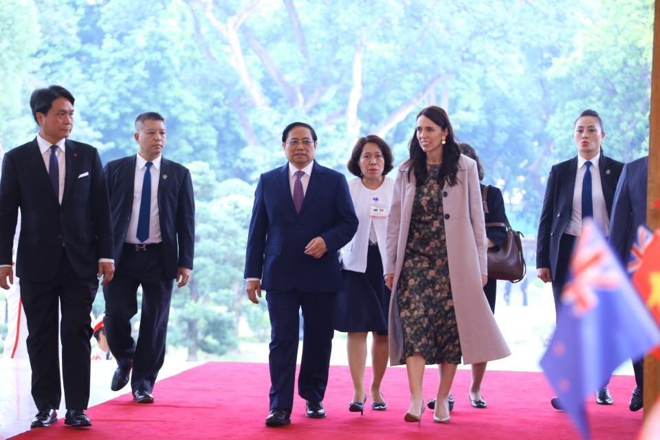 Thủ tướng Phạm Minh Chính và Thủ tướng New Zealand Jacinda Ardern đến phòng hội đàm. (Ảnh: Văn Điệp/TTXVN)