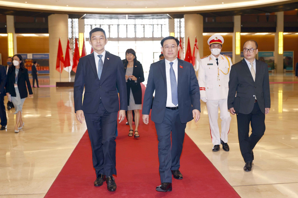 Chủ tịch Quốc hội Vương Đình Huệ và Chủ tịch Quốc hội Cộng hòa Singapore Tan Chuan-Jin trước giờ hội đàm. (Ảnh: Doãn Tấn/TTXVN)