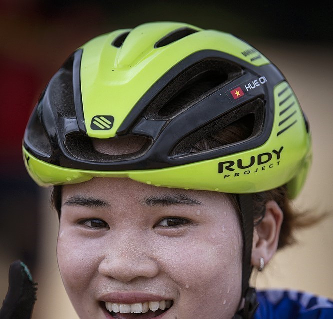 Giương mặt đẫm mồ hôi sau buổi tập luyện của vận động viên Bùi Thị Huê đội đua xe đạp địa hình. (Ảnh: Trọng Đạt/TTXVN)