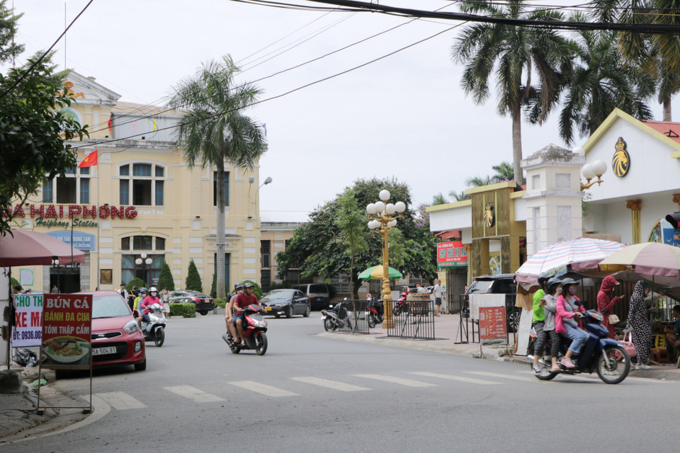 Từ Ga Hải Phòng, du khách có thể thuê xe máy để có thể đi hết các điểm được giới thiệu trong bản đồ. (Ảnh: Minh Thu/TTXVN)