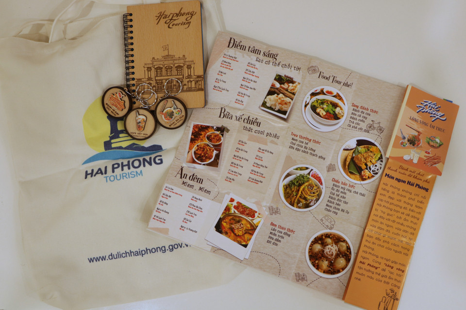 Bộ quà tặng xinh xắn Sở Du lịch Hải Phòng chuẩn bị để tặng cho du khách. (Ảnh: Minh Thu/TTXVN)