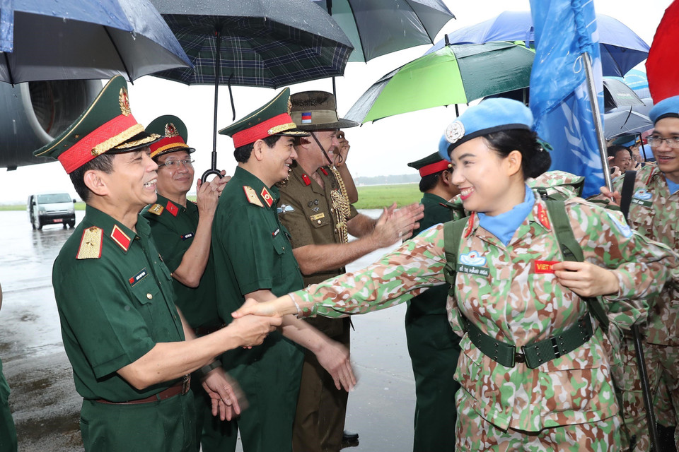 Hình ảnh lãnh đạo các cơ quan, đơn vị thuộc Bộ Quốc phòng tiễn đoàn lên đường. (Ảnh: Trọng Đức/TTXVN)