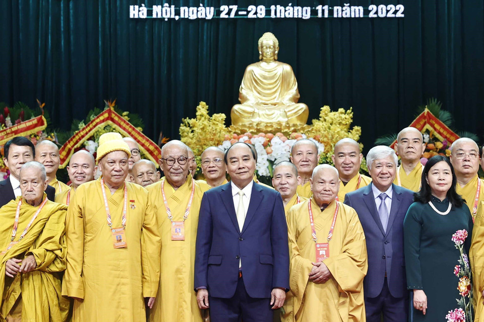 Chủ tịch nước Nguyễn Xuân Phúc, Chủ tịch Ủy ban Trung ương Mặt trận Tổ quốc Việt Nam Đỗ Văn Chiến, Trưởng Ban Dân vận Trung ương Bùi Thị Minh Hoài cùng các đại biểu với đoàn Chủ tịch đại hội. (Ảnh: Thống Nhất/TTXVN)