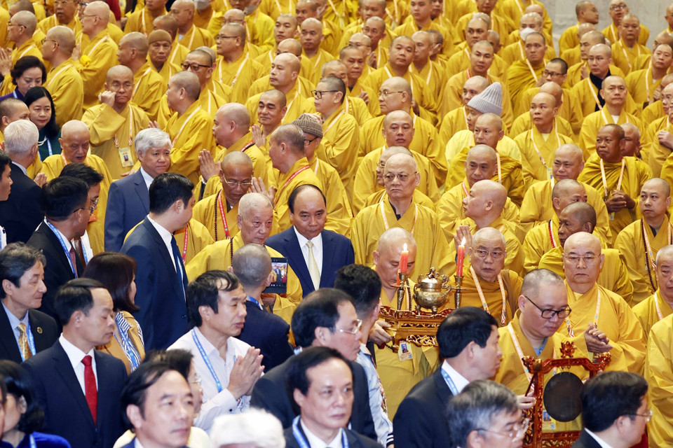 Nghi thức cung nghinh Chủ tịch nước Nguyễn Xuân Phúc và Chư Tôn đức Giáo phẩm quang lâm đại hội. (Ảnh: Thống Nhất/TTXVN)