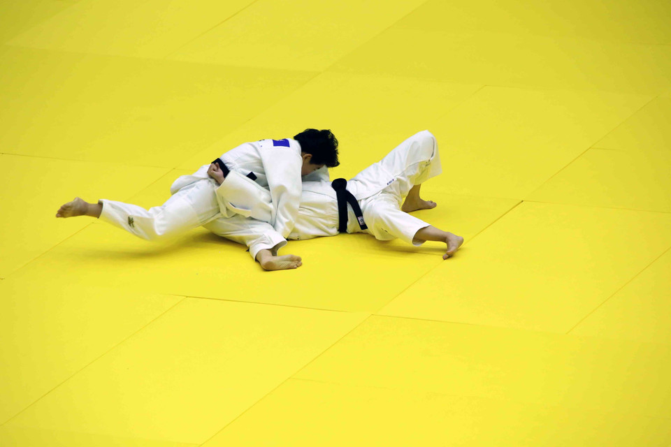 Cặp vận động viên Nguyễn Thùy Hải Châu-Trần Lê Phương Nga thi đấu nội dung Katame No Kata (bài quyền về các kỹ thuật khống chế trong địa chiến) tại vòng loại. (Ảnh: Quang Quyết/TTXVN)