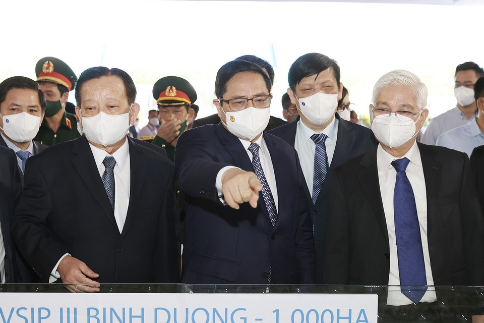 Thủ tướng Phạm Minh Chính tham quan mô hình xây dựng Khu công nghiệp Việt Nam-Singapore (VSIP III). (Ảnh: Dương Giang/TTXVN)