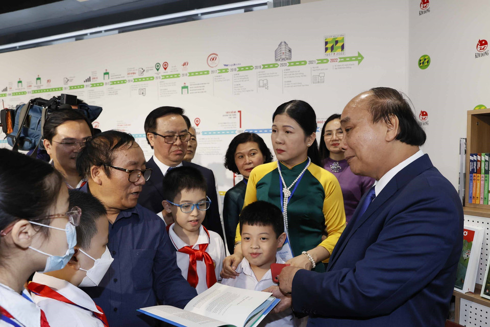 Chủ tịch nước Nguyễn Xuân Phúc dự lễ kỷ niệm 65 năm Nhà xuất bản Kim Đồng. (Ảnh: Thống Nhất/TTXVN)