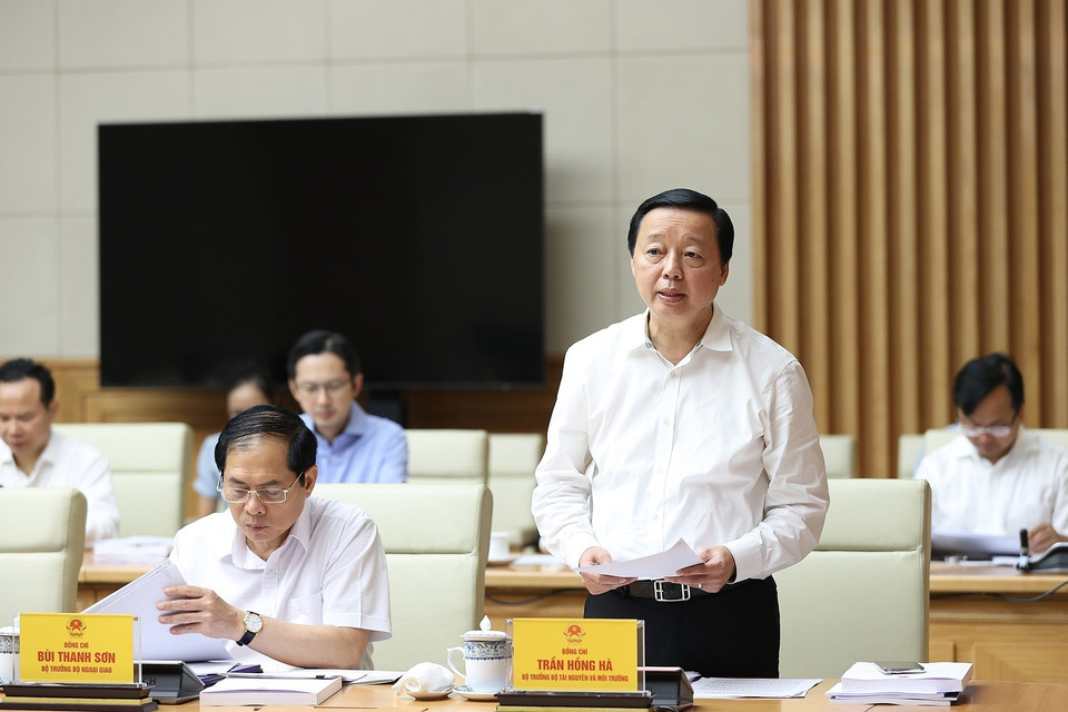 Bộ trưởng Bộ Tài nguyên và Môi trường Trần Hồng Hà báo cáo đánh giá tình hình triển khai thực hiện cam kết của Việt Nam tại COP26. (Ảnh: Dương Giang/TTXVN)