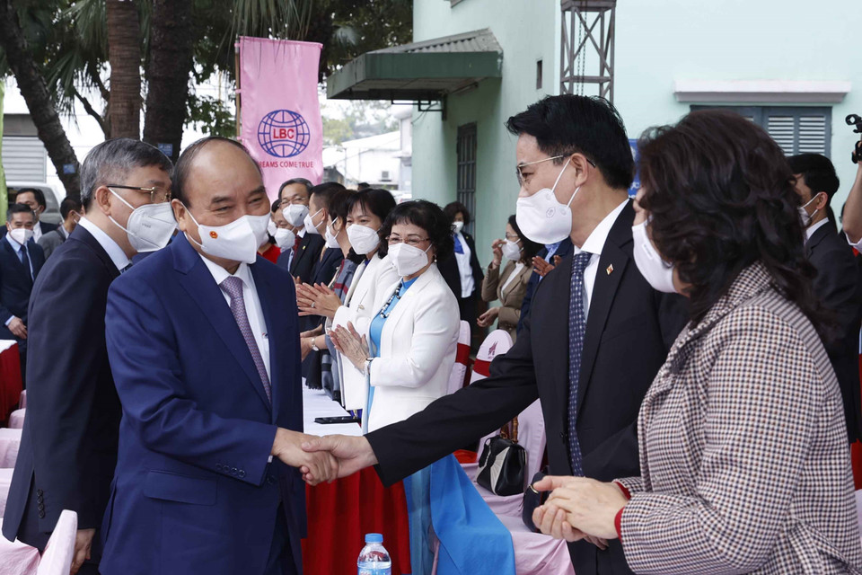 Chủ tịch nước Nguyễn Xuân Phúc đến dự lễ phát động thi đua năm 2022 của Tập đoàn Dệt may Việt Nam. (Ảnh: Thống Nhất/TTXVN)