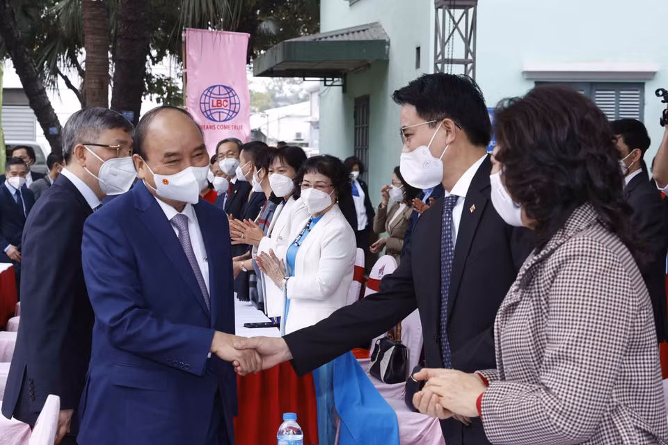 Chủ tịch nước Nguyễn Xuân Phúc đến dự lễ phát động thi đua năm 2022 của Tập đoàn Dệt may Việt Nam. (Ảnh: Thống Nhất/TTXVN)
