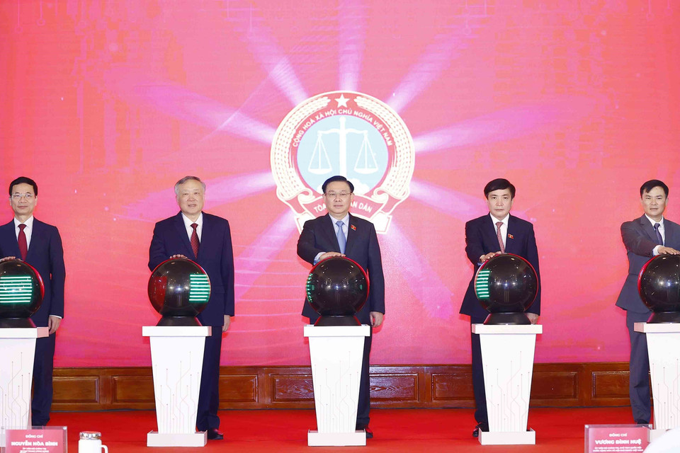 Chủ tịch Quốc hội Vương Đình Huệ với các đại biểu thực hiện nghi thức khánh thành. (Ảnh: Doãn Tấn/TTXVN)