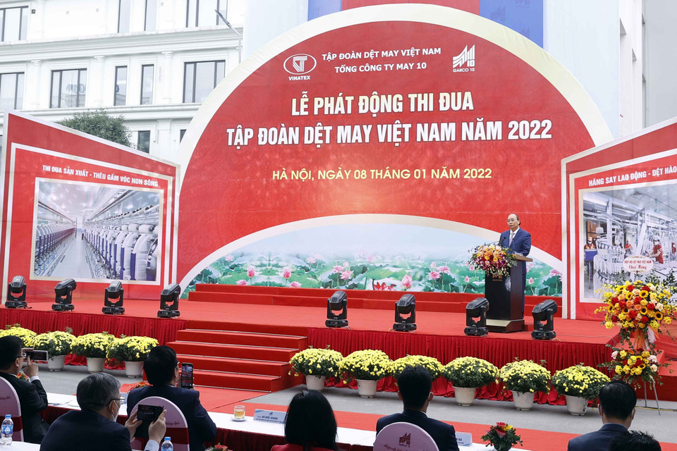 Hình ảnh Chủ tịch nước Nguyễn Xuân Phúc phát biểu tại lễ phát động thi đua của Tập đoàn Dệt may Việt Nam. (Ảnh: Thống Nhất/TTXVN)