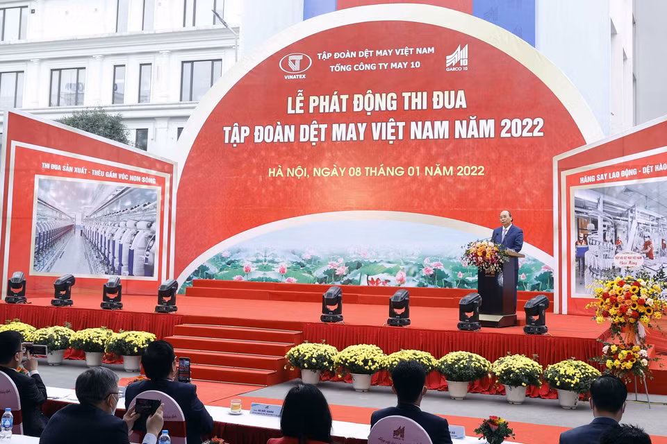 Hình ảnh Chủ tịch nước Nguyễn Xuân Phúc phát biểu tại lễ phát động thi đua của Tập đoàn Dệt may Việt Nam. (Ảnh: Thống Nhất/TTXVN)