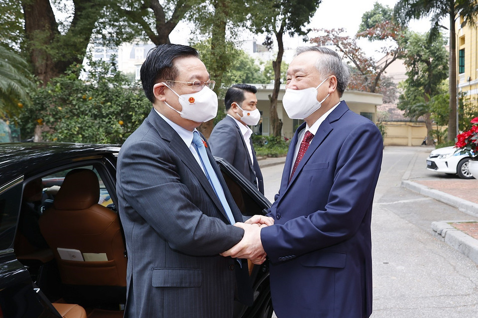 Chánh án Tòa án Nhân dân tối cao Nguyễn Hòa Bình (phải) đón Chủ tịch Quốc hội Vương Đình Huệ đến dự buổi lễ. (Ảnh: Doãn Tấn/TTXVN)