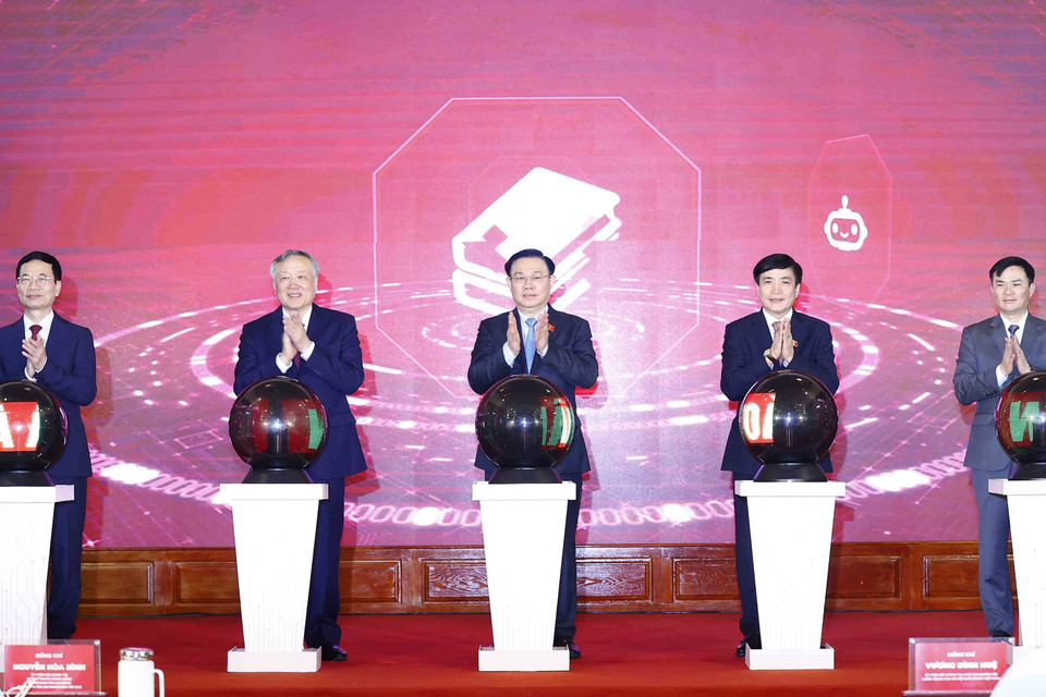 Hình ảnh Chủ tịch Quốc hội Vương Đình Huệ với các đại biểu thực hiện nghi thức khánh thành. (Ảnh: Doãn Tấn/TTXVN)