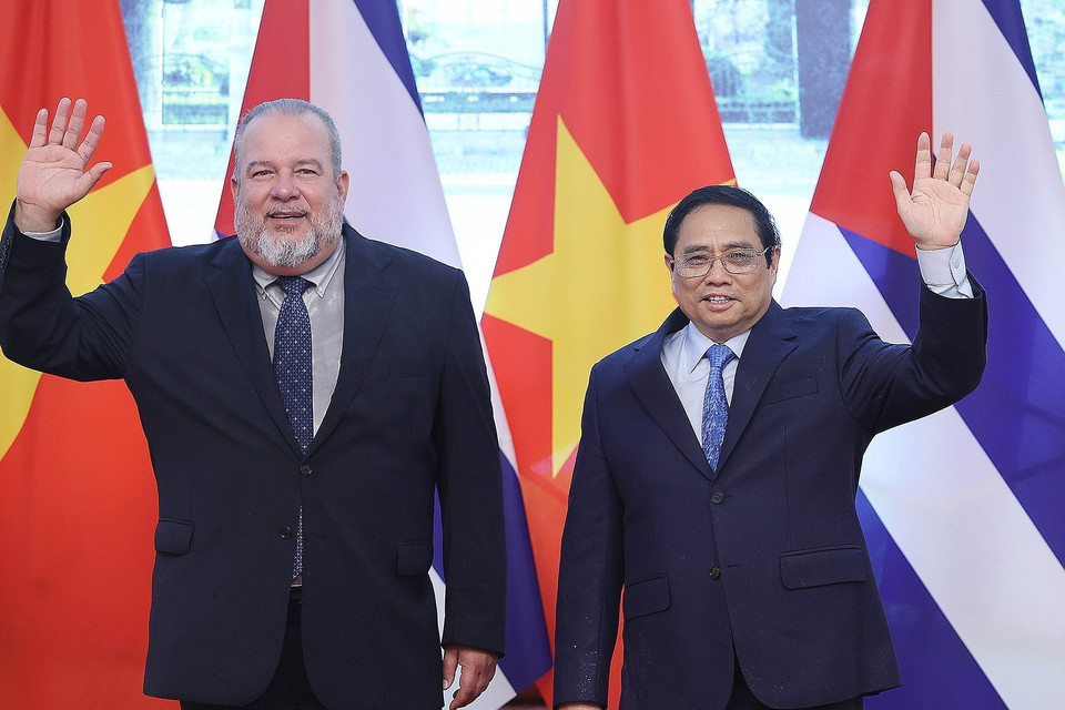 Thủ tướng Phạm Minh Chính và Thủ tướng Cuba Manuel Marrero Cruz chụp ảnh chung. (Ảnh: Dương Giang/TTXVN)