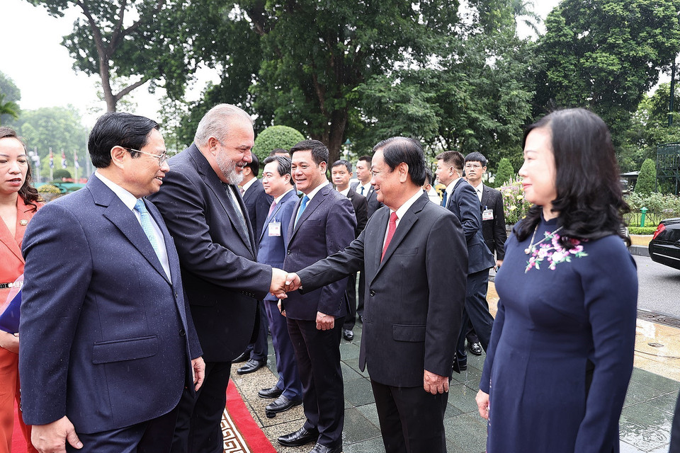 Thủ tướng Phạm Minh Chính giới thiệu với Thủ tướng nước Cộng hòa Cuba Manuel Marrero Cruz thành viên đoàn Việt Nam. (Ảnh: Dương Giang/TTXVN)