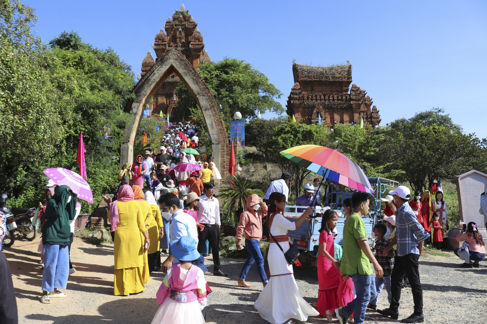 Đông đảo người dân, du khách lên di tích Quốc gia đặc biệt tháp Pô Klong Garai, thành phố Phan Rang-Tháp Chàm, đón mừng lễ hội Katê năm 2022. (Ảnh: Nguyễn Thành/TTXVN) 
