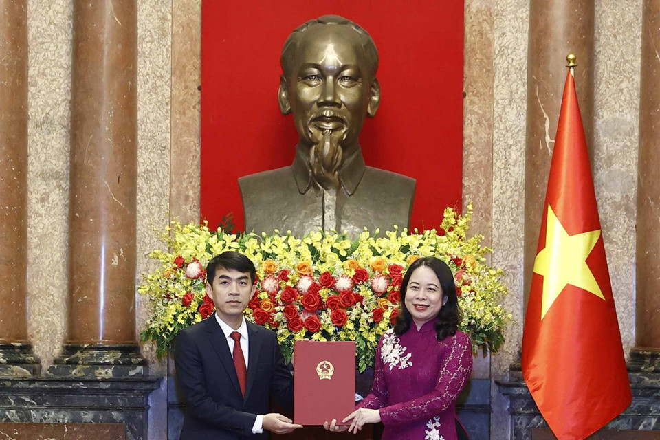 Quyền Chủ tịch nước Võ Thị Ánh Xuân trao Quyết định bổ nhiệm ông Hoàng Sỹ Cường làm Đại sứ Đặc mệnh toàn quyền Cộng hòa xã hội chủ nghĩa Việt Nam tại Nam Phi. (Ảnh: Thống Nhất/TTXVN)