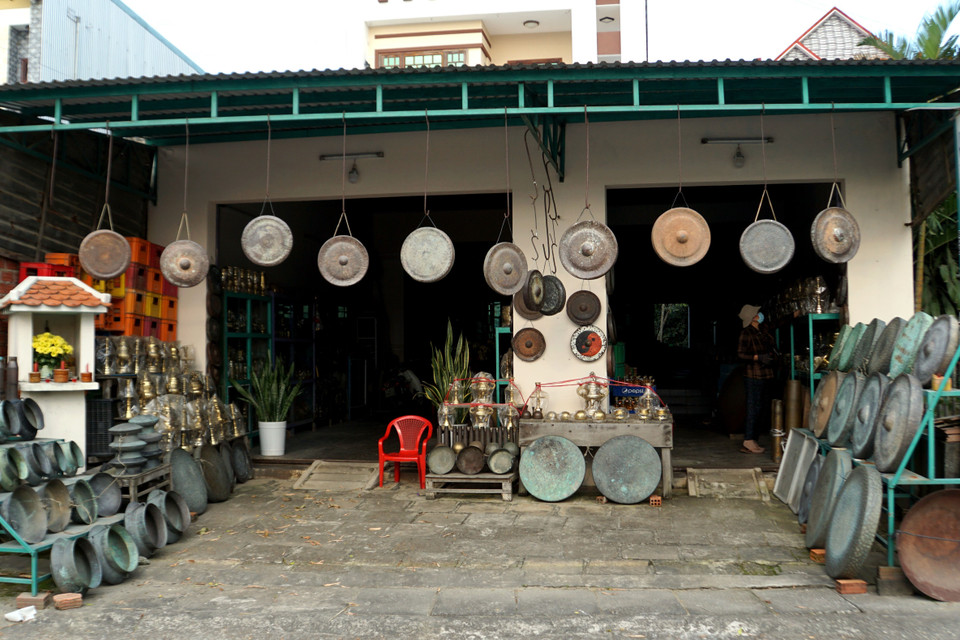 Du khách sẽ đi hết ngạc nhiên này đến kinh ngạc khác trước sự khéo léo, sáng tạo và đầy kinh nghiệm của các nghệ nhân khi đến tham quan, trải nghiệm tại làng nghề đúc đồng truyền thống Phước Kiều. (Ảnh: Phước Tuệ/TTXVN) 