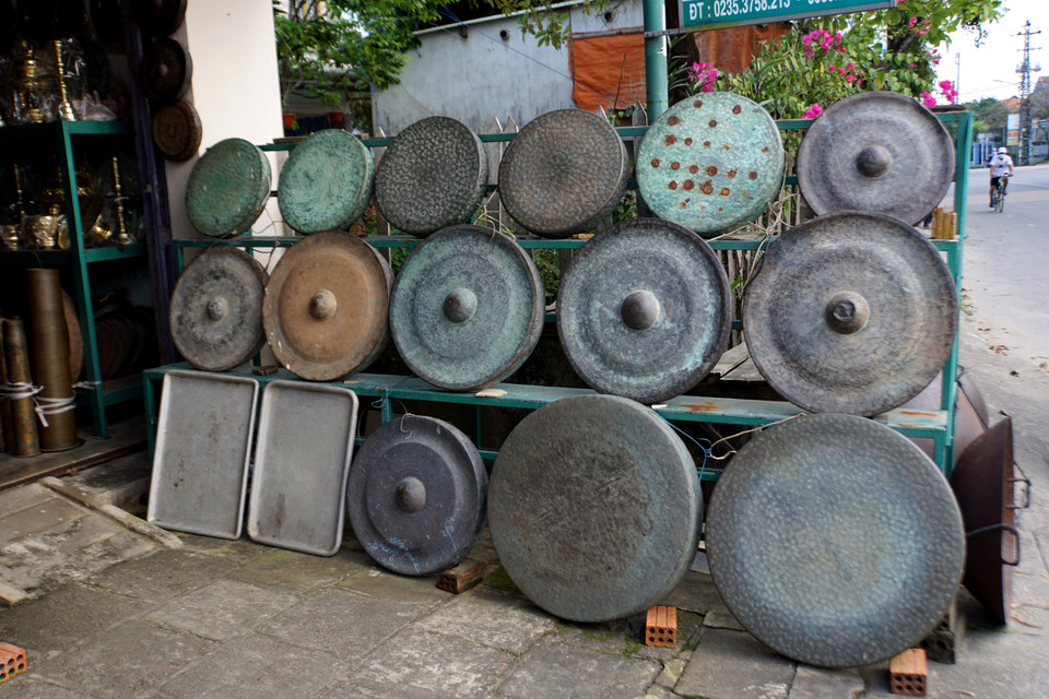 Các sản phẩm của làng nghề đúc đồng truyền thống Phước Kiều. (Ảnh: Phước Tuệ/TTXVN) 