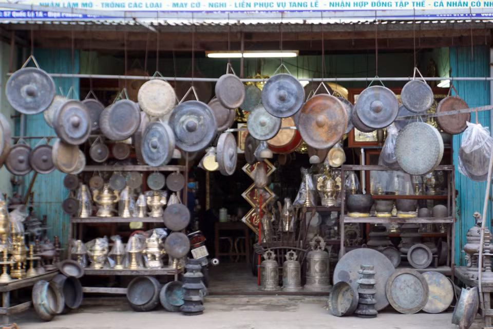 Đến với xứ Quảng, du khách sẽ được tham quan, trải nghiệm tại làng nghề đúc đồng truyền thống Phước Kiều 400 năm tuổi ở xã Điện Phương, thị xã Điện Bàn (tỉnh Quảng Nam). (Ảnh: Phước Tuệ/TTXVN) 
