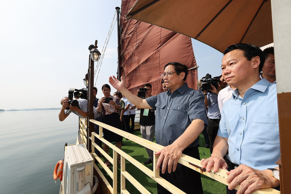 Thủ tướng Phạm Minh Chính khảo sát đồ án quy hoạch chung xây dựng khu du lịch quốc gia hồ Thác Bà. (Ảnh: Dương Giang/TTXVN)