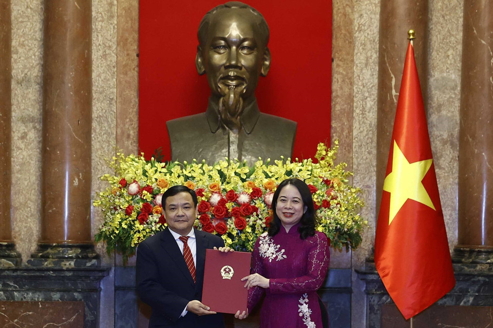 Quyền Chủ tịch nước Võ Thị Ánh Xuân trao Quyết định bổ nhiệm ông Bùi Văn Nghị làm Đại sứ Đặc mệnh toàn quyền Cộng hòa xã hội chủ nghĩa Việt Nam tại Brazil. (Ảnh: Thống Nhất/TTXVN)