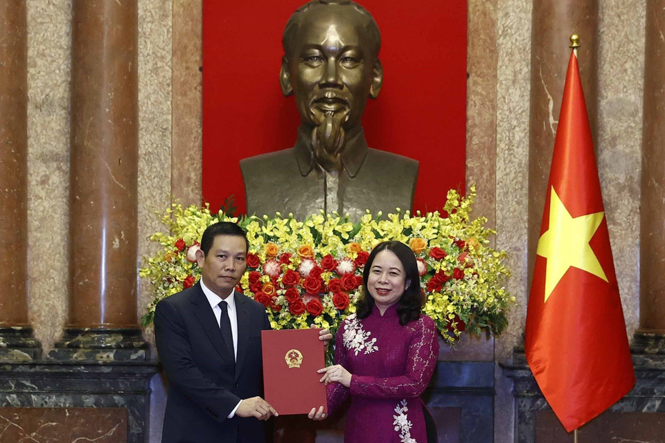 Quyền Chủ tịch nước Võ Thị Ánh Xuân trao Quyết định bổ nhiệm ông Vũ Trung Mỹ làm Đại sứ Đặc mệnh toàn quyền Cộng hòa xã hội chủ nghĩa Việt Nam tại Venezuela. (Ảnh: Thống Nhất/TTXVN)