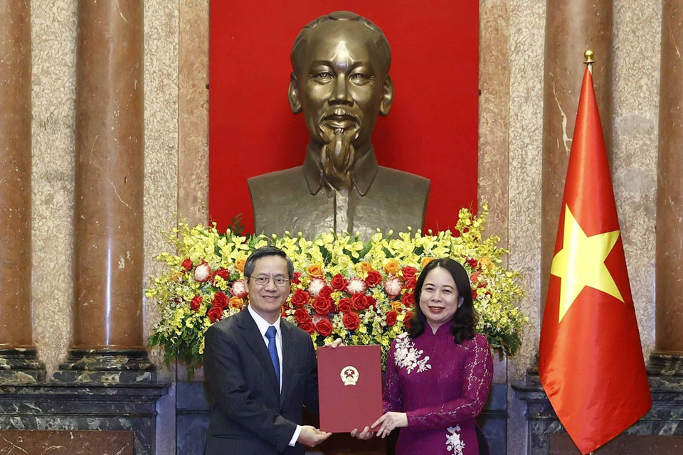 Quyền Chủ tịch nước Võ Thị Ánh Xuân trao Quyết định bổ nhiệm ông Phạm Vinh Quang làm Đại sứ Đặc mệnh toàn quyền Cộng hòa xã hội chủ nghĩa Việt Nam tại Canada. (Ảnh: Thống Nhất/TTXVN)