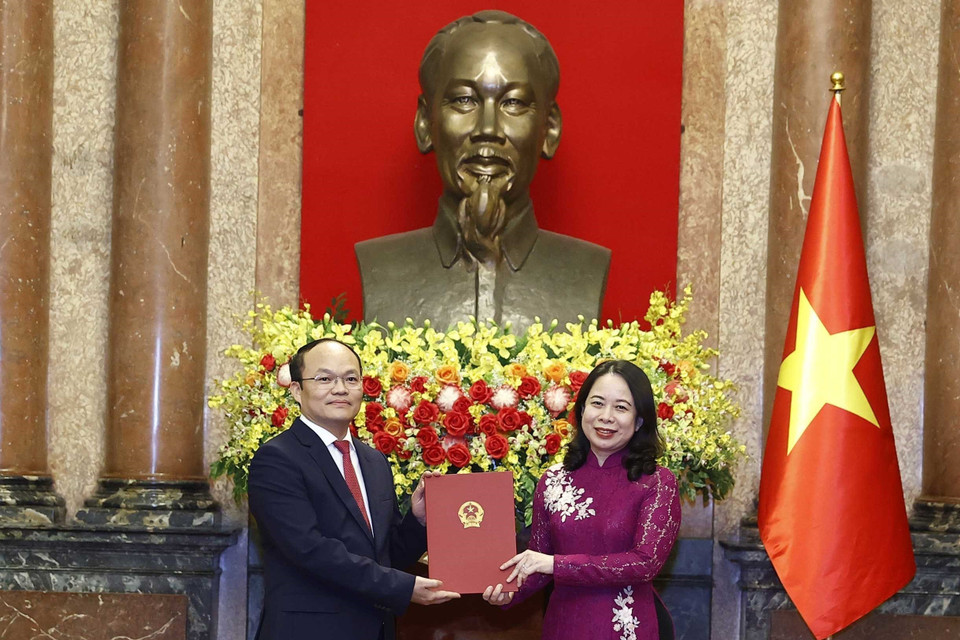 Quyền Chủ tịch nước Võ Thị Ánh Xuân trao Quyết định bổ nhiệm ông Đoàn Thanh Song làm Đại sứ Đặc mệnh toàn quyền Cộng hòa xã hội chủ nghĩa Việt Nam tại Tây Ban Nha. (Ảnh: Thống Nhất/TTXVN)