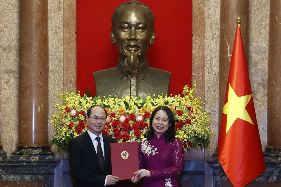 Quyền Chủ tịch nước Võ Thị Ánh Xuân trao Quyết định bổ nhiệm ông Nguyễn Mạnh Cường làm Đại sứ Đặc mệnh toàn quyền Cộng hòa xã hội chủ nghĩa Việt Nam tại Bangladesh. (Ảnh: Thống Nhất/TTXVN)