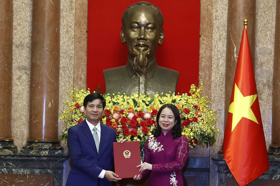 Quyền Chủ tịch nước Võ Thị Ánh Xuân trao Quyết định bổ nhiệm ông Đinh Ngọc Linh làm Đại sứ Đặc mệnh toàn quyền Cộng hòa xã hội chủ nghĩa Việt Nam tại Malaysia. (Ảnh: Thống Nhất/TTXVN)