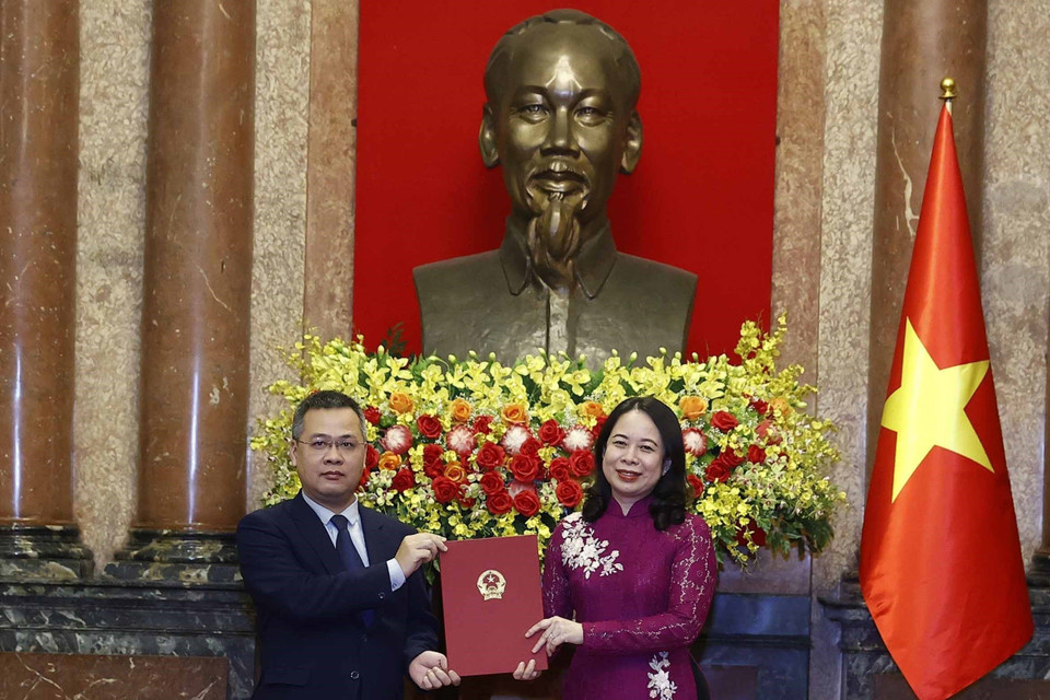 Quyền Chủ tịch nước Võ Thị Ánh Xuân trao Quyết định bổ nhiệm ông Dương Chính Chức làm Đại sứ Đặc mệnh toàn quyền Cộng hòa xã hội chủ nghĩa Việt Nam tại Angola. (Ảnh: Thống Nhất/TTXVN)