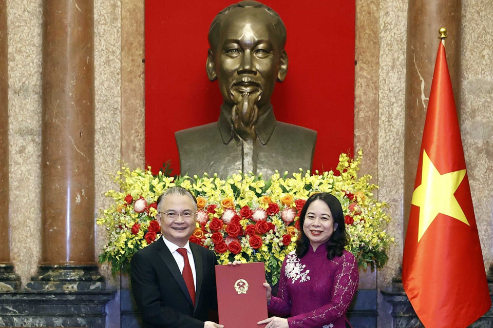 Quyền Chủ tịch nước Võ Thị Ánh Xuân trao Quyết định bổ nhiệm ông Ngô Hướng Nam làm Đại sứ Đặc mệnh toàn quyền Cộng hòa xã hội chủ nghĩa Việt Nam tại Hà Lan. (Ảnh: Thống Nhất/TTXVN)