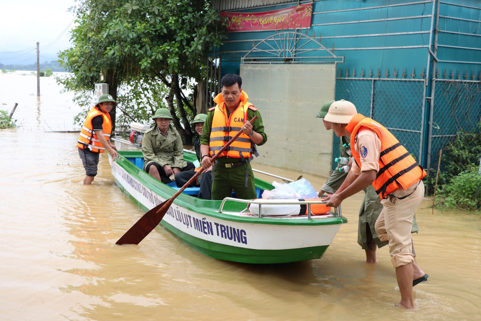 Lực lượng chức năng huyện Thanh Chương dùng xuồng máy để kiểm tra tình hình ngập lụt, vận động người dân di dời đến nơi an toàn. (Ảnh: Tá Chuyên/TTXVN)