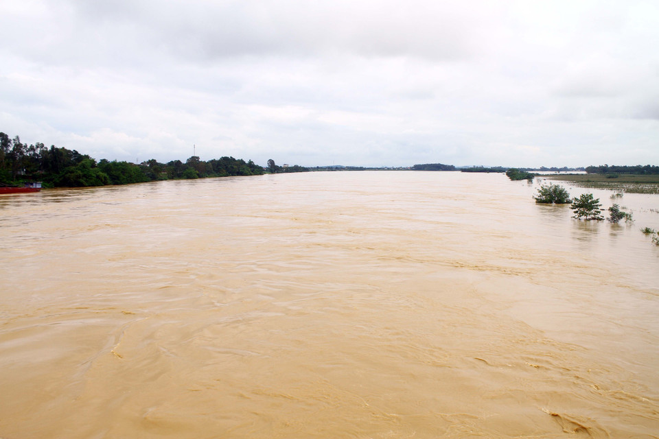 Nước lũ tại Nghệ An vẫn có chiều hướng dâng cao do một số Nhà máy thủy điện tại thượng nguồn xả lũ. (Ảnh: Tá Chuyên/TTXVN)