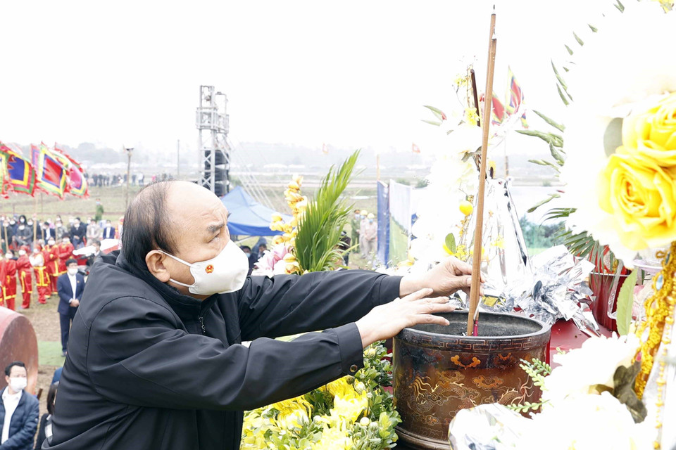 Chủ tịch nước Nguyễn Xuân Phúc dâng hương tại Lễ Tịch điền Đọi Sơn. (Ảnh: Thống Nhất/TTXVN)