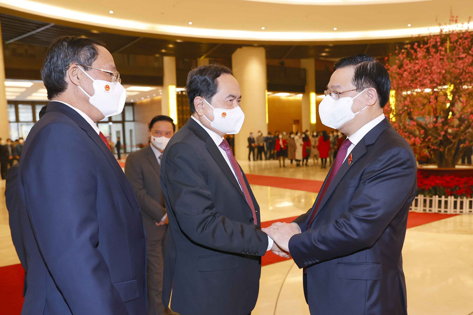 Hình ảnh Chủ tịch Quốc hội Vương Đình Huệ chúc Tết các đại biểu. (Ảnh: Doãn Tấn/TTXVN)