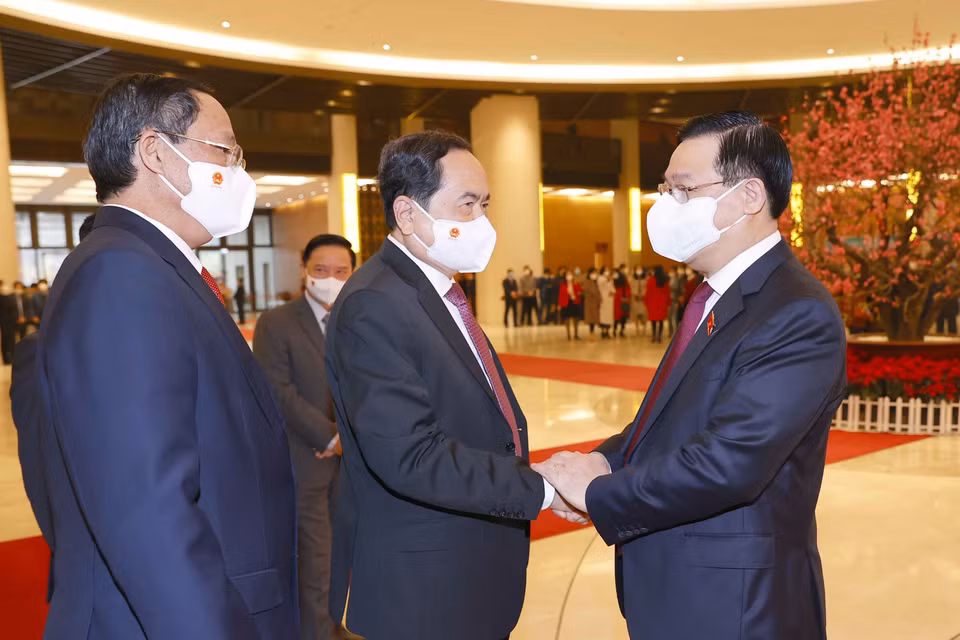 Hình ảnh Chủ tịch Quốc hội Vương Đình Huệ chúc Tết các đại biểu. (Ảnh: Doãn Tấn/TTXVN)
