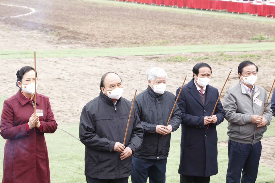 Hình ảnh Chủ tịch nước Nguyễn Xuân Phúc dâng hương tại Lễ Tịch điền Đọi Sơn. (Ảnh: Thống Nhất/TTXVN)