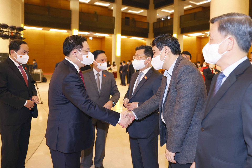 Chủ tịch Quốc hội Vương Đình Huệ chúc Tết các đại biểu. (Ảnh: Doãn Tấn/TTXVN)