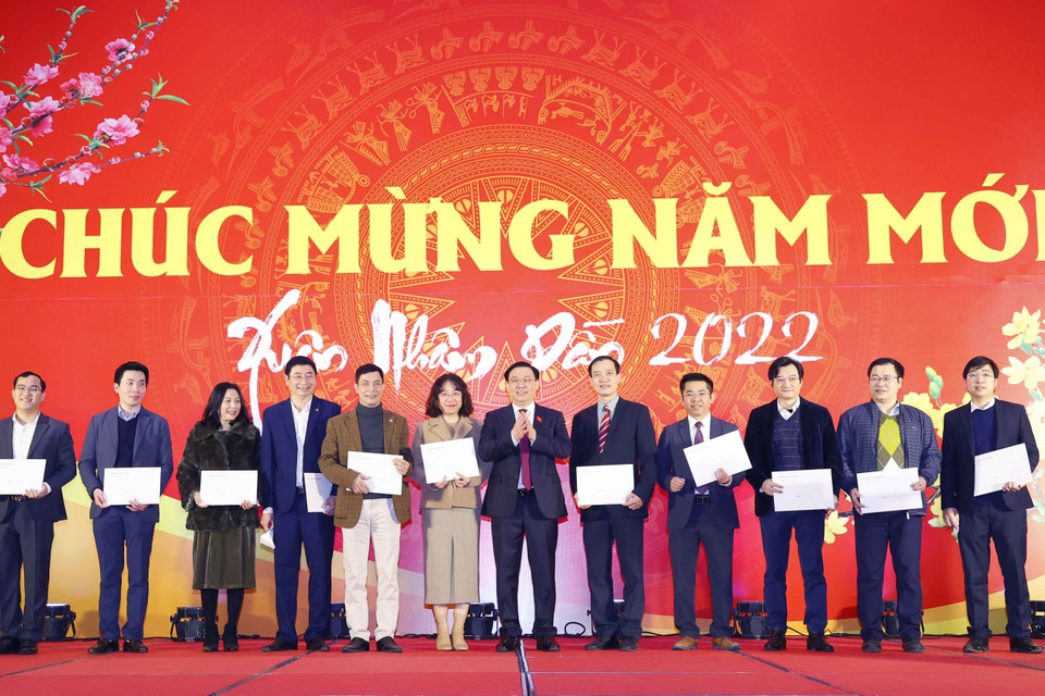 Chủ tịch Quốc hội Vương Đình Huệ tặng quà đại diện các đơn vị của Quốc hội. (Ảnh: Doãn Tấn/TTXVN)