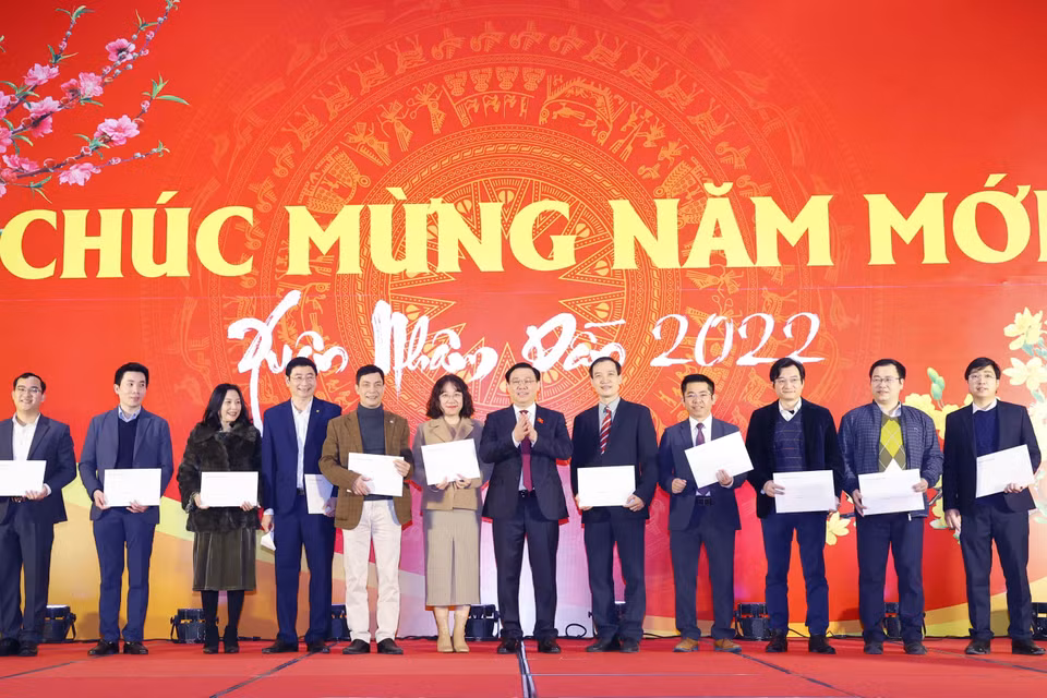 Chủ tịch Quốc hội Vương Đình Huệ tặng quà đại diện các đơn vị của Quốc hội. (Ảnh: Doãn Tấn/TTXVN)