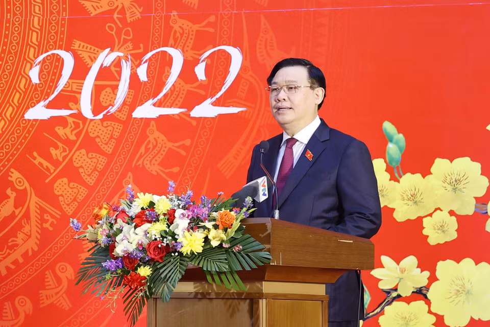 Chủ tịch Quốc hội Vương Đình Huệ chúc Tết các đại biểu. (Ảnh: Doãn Tấn/TTXVN)