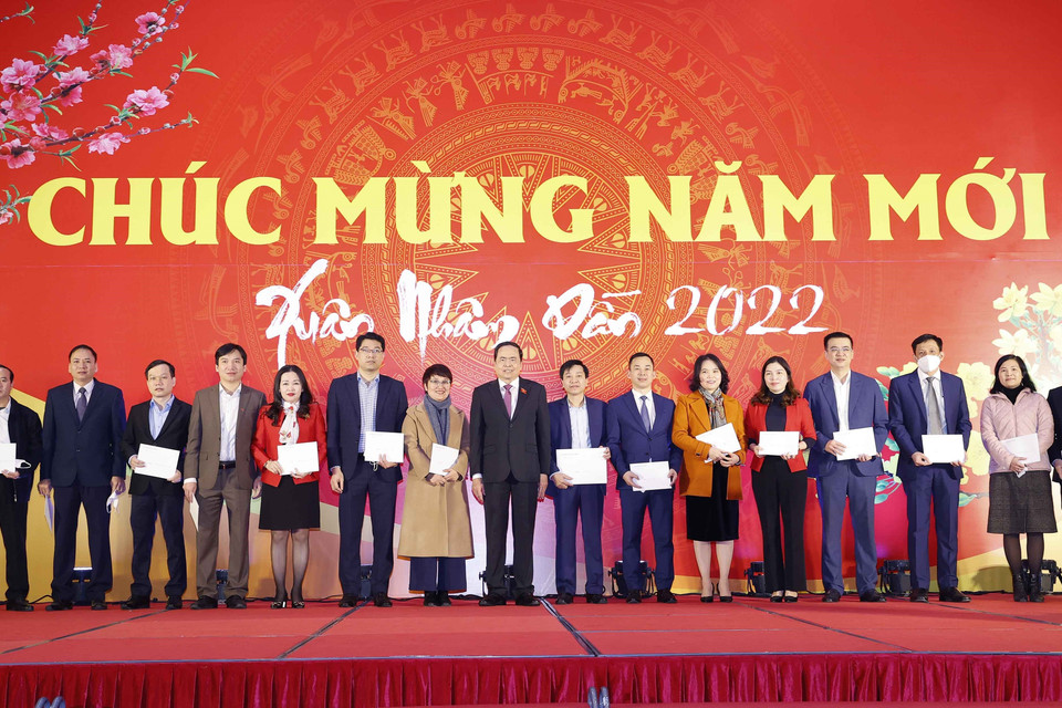 Phó Chủ tịch Thường trực Quốc hội Trần Thanh Mẫn tặng quà đại diện các đơn vị của Quốc hội. 