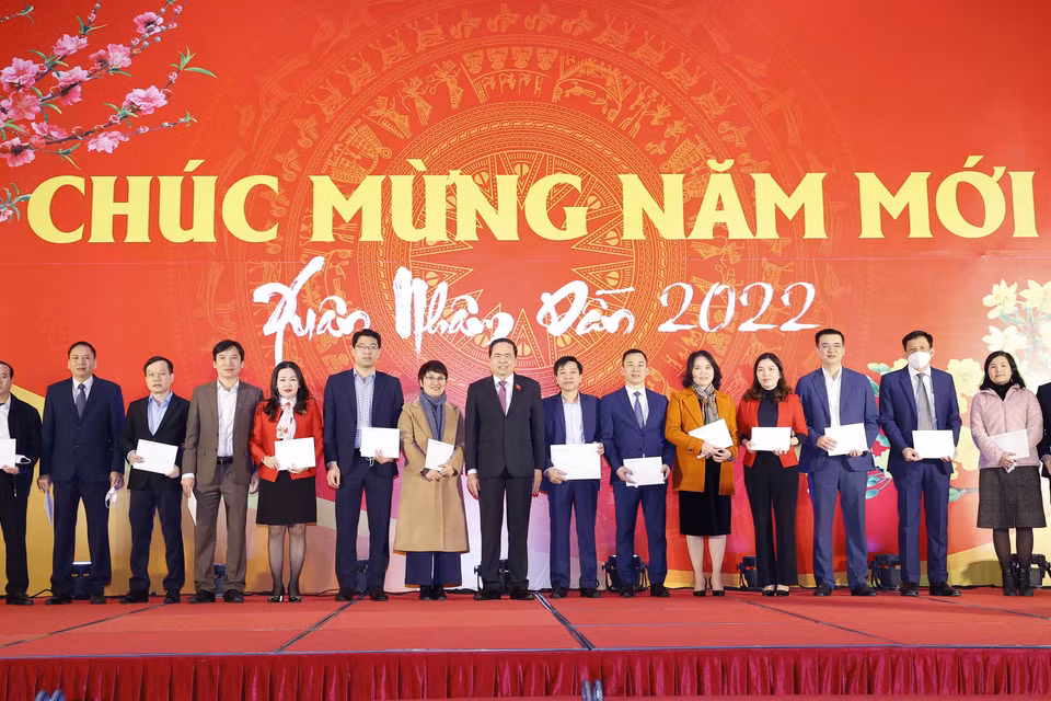 Phó Chủ tịch Thường trực Quốc hội Trần Thanh Mẫn tặng quà đại diện các đơn vị của Quốc hội. 