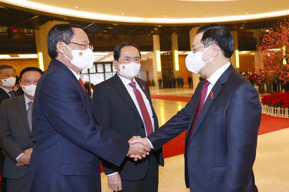 Chủ tịch Quốc hội Vương Đình Huệ chúc Tết các đại biểu. (Ảnh: Doãn Tấn/TTXVN)