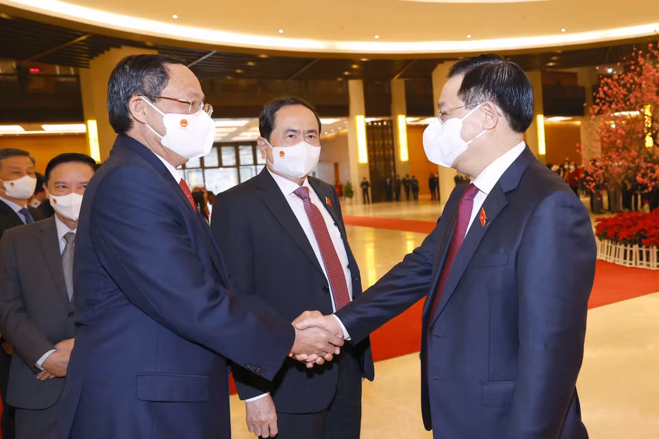 Chủ tịch Quốc hội Vương Đình Huệ chúc Tết các đại biểu. (Ảnh: Doãn Tấn/TTXVN)